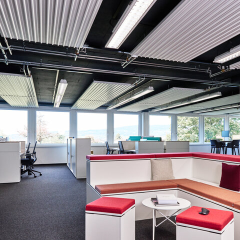 Bürogebäude mit Zehnder Deckenstrahlplatten in Wädenswil