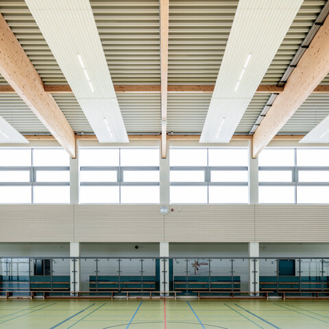 Sporthalle mit Zehnder Deckenstrahlplatten